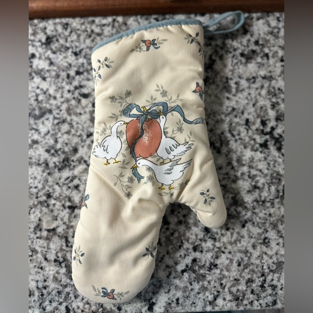 Vintage Marmalade Geese oven mitt